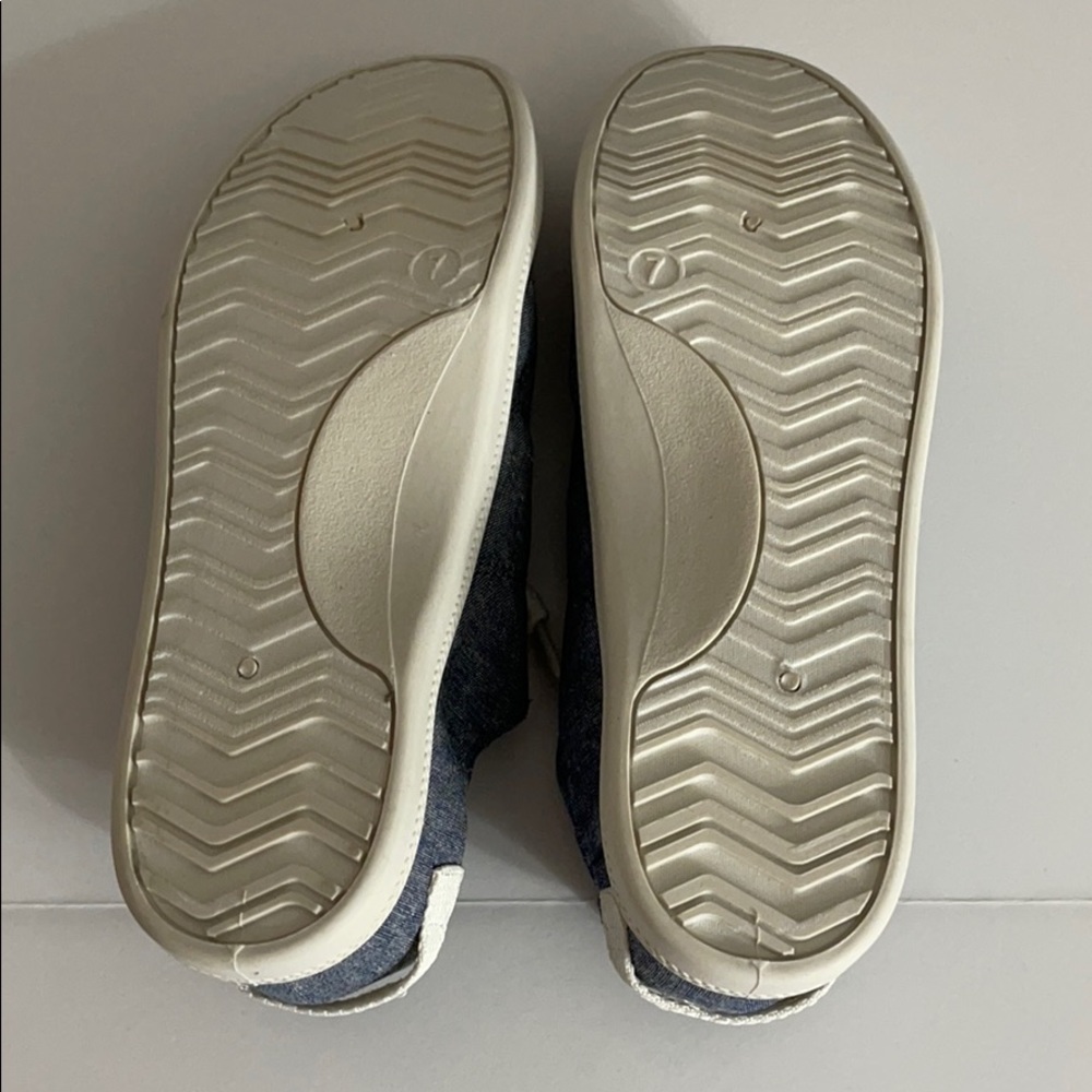 Material Girl Size 7 Denim Wash Gym Shoes - Picture 7 of 8